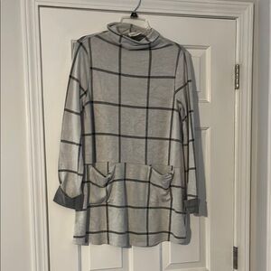 Chic Gray Checkered Women's Tunic